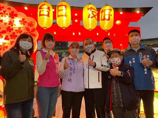 新北市长侯友宜25日晚间前往灯会现场视察防疫，同时也在日本灯区挂上祈福卡，祈愿新北安居乐业、远离疫情。（叶书宏摄）