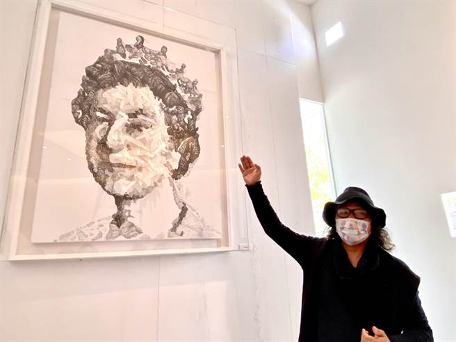 当代艺术家游文富以羽毛创作《英国女王》，雪白羽毛展现女王气势与态度。（卢金足摄）