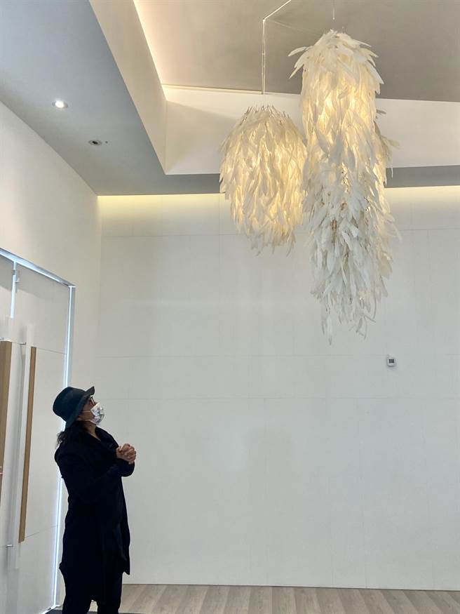 白色艺术羽灯羽化出一道山中云雾或白色水瀑，成为生活的美丽遇见，与华丽的水晶灯相较，羽毛灯淡雅如艺术。（卢金足摄）