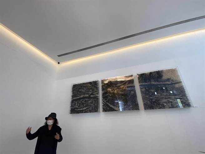 「羽研山水」是游文富以「羽毛」艺术语言，挑战传统二维平面的水墨画，创作三维立体水墨山水画与人物画。（卢金足摄）