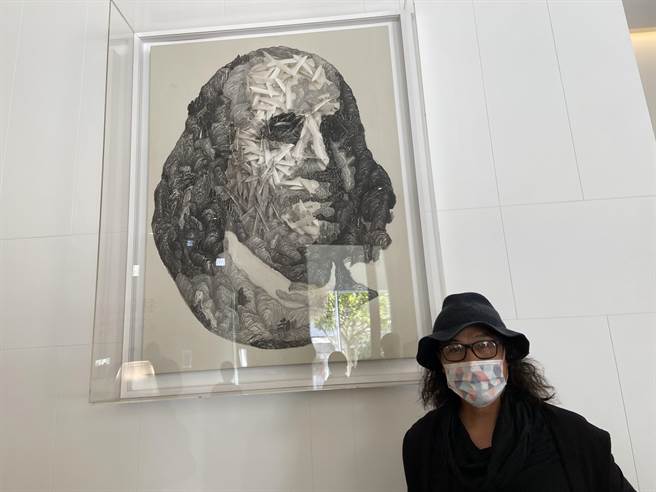 《富兰克林》以羽毛入画，栩栩如生。（卢金足摄）