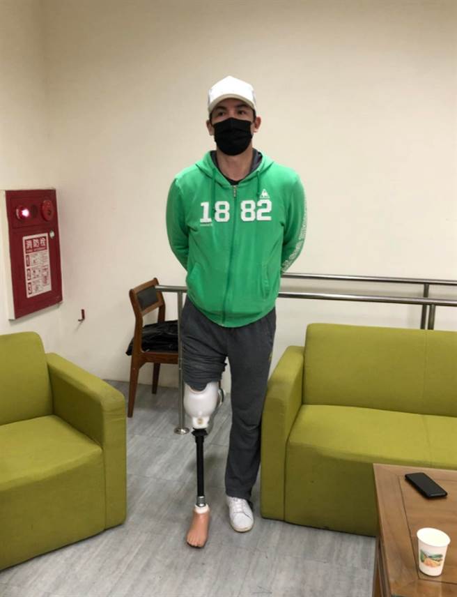 伊正最近突曬出一張右腳穿戴義肢的照片，表示正在體驗沒想過的生活方式，過於逼真的特殊化妝不免嚇壞眾人。(圖/ 摘自伊正臉書)