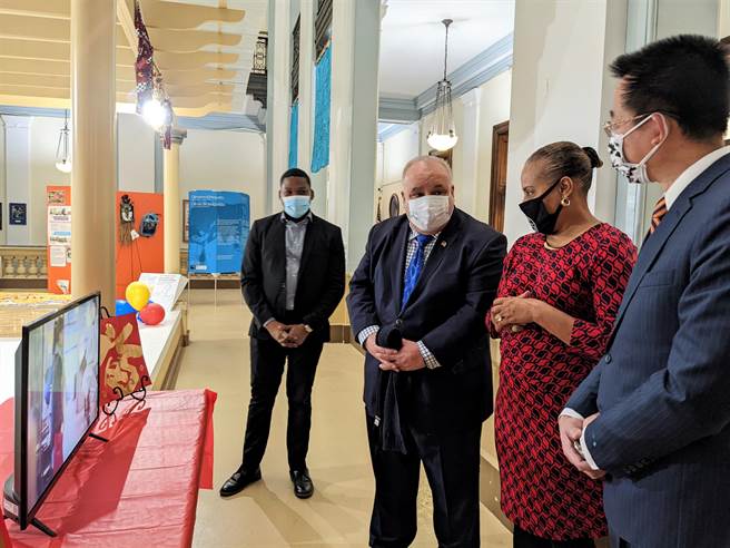 纽华克市议会主席路易斯・昆塔纳（左二）也蒞临观展。（市府秘书处提供／陈梦茹桃园传真）