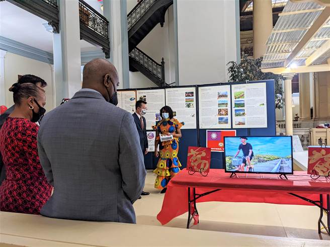 纽市市长巴拉卡等人观赏桃园简介影片。（市府秘书处提供／陈梦茹桃园传真）