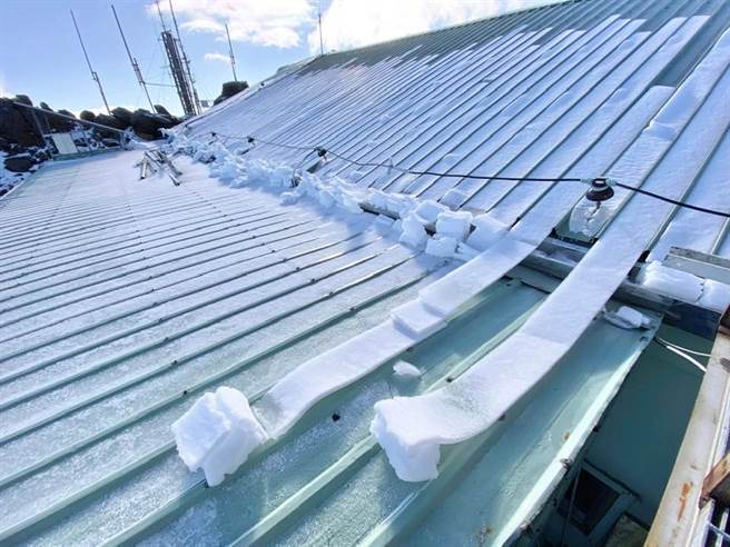 气象局局长郑明典分享数张照片，只见气象站的屋顶积雪如被摊开的「白色围巾」，让网友大开眼界。（图／翻摄自脸书郑明典）