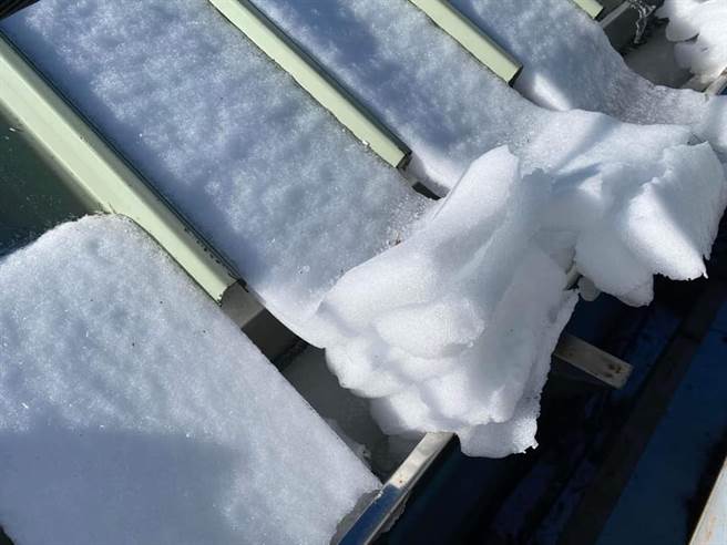 积雪沿着凹槽往下滑，在底部层层迭起。（图／翻摄自脸书郑明典）