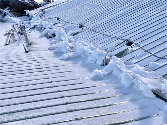 夜晚低温导致往下滑的积雪结冰，形成画面中的特殊景象。（图／翻摄自脸书郑明典）