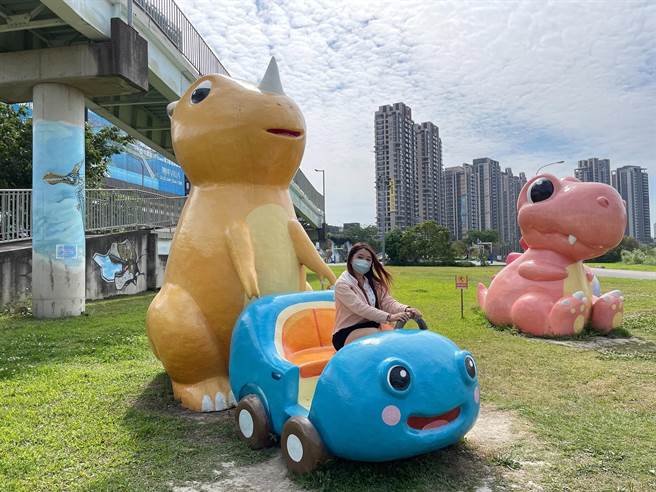 新的一年开始，恐龙园区推出全新的拍照亮点。（新北市高滩地工程管理处提供）