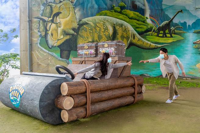 新的一年开始，恐龙园区推出全新的拍照亮点。（新北市高滩地工程管理处提供）