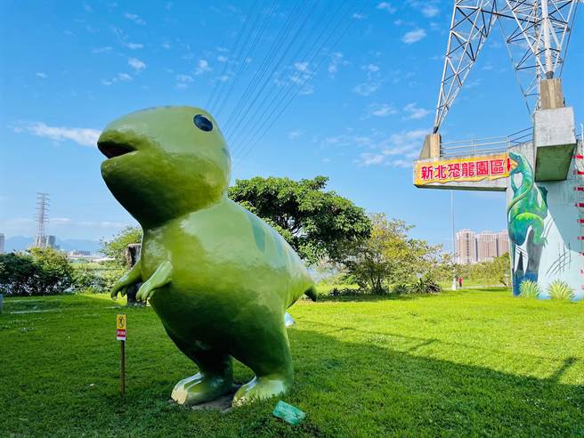 新的一年开始，恐龙园区推出全新的拍照亮点。（新北市高滩地工程管理处提供）