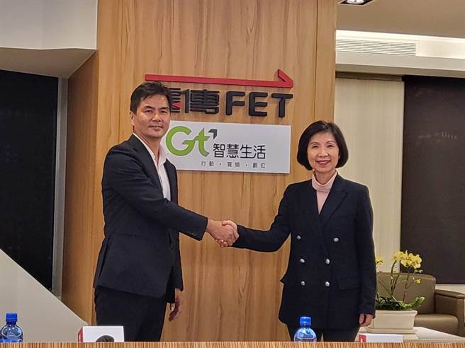 亚太电信董事长陈鹏（左）、远传电信总经理井琪（右）。（黄琮渊摄）