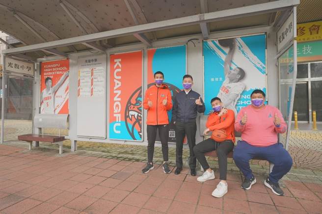 光復男篮在HBL赛事中表现亮眼，新竹市府把球员照片印在光復路8个公车亭及24座路灯旗上，为球队应援。（新竹市府提供／邱立雅竹市传真）