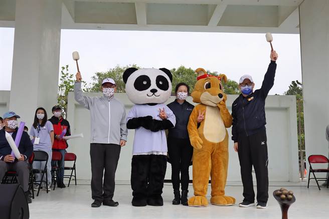 新竹市副市长沈慧虹（中）出席梅竹赛开幕式，也与两校校长及吉祥物合影。（邱立雅摄）
