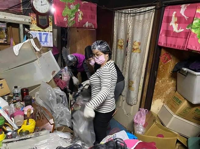 社工与里长协助阿嬷清理屋内垃圾，最后清运出的垃圾要出动3辆垃圾车才载得完。（新北市社会局提供）