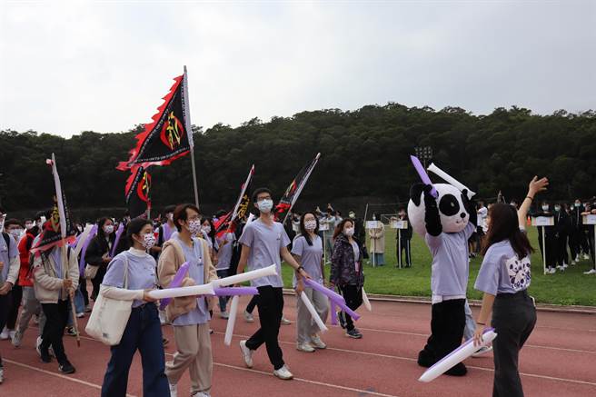 停办3届的梅竹赛终于在今年顺利开打，开幕式上清华火力班与吉祥物熊猫一同进场。（邱立雅摄）