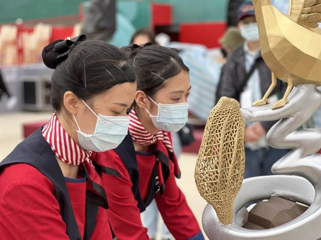 台湾灯会最强绿叶，树德家商礼宾人员成「娇」点。（校方提供）