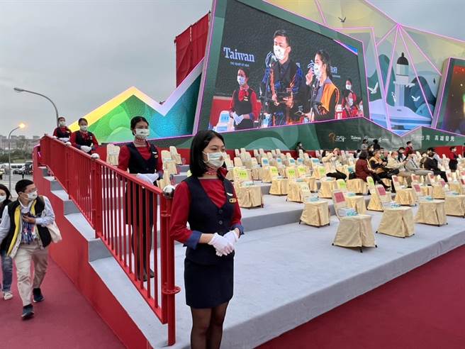 台湾灯会最强绿叶，树德家商礼宾人员成「娇」点。（校方提供）