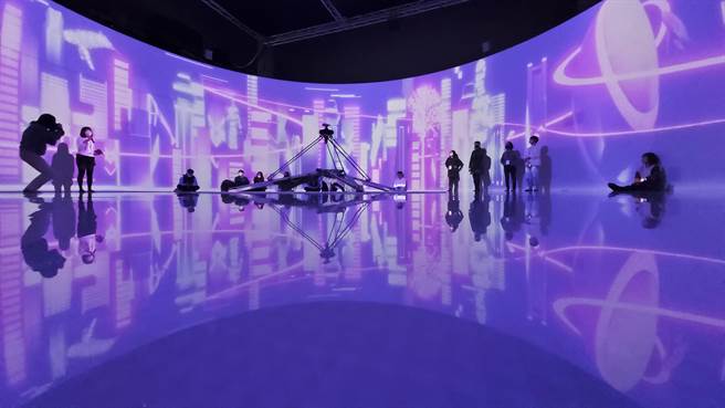 《你的肢体笑顏 将是我的全部》5G互动式影像装置投影在360度空间。（黄子明摄）