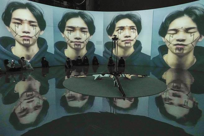 《你的肢体笑顏 将是我的全部》5G互动式影像装置，可将观眾上传影像融入展演作品中。（黄子明摄）