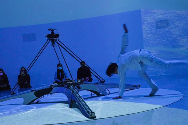 《你的肢体笑顏 将是我的全部》5G互动式影像装置，捕捉舞者肢体动作与机器人互动感应，将点云资讯丢到云端，实践异地共演。（黄子明摄）