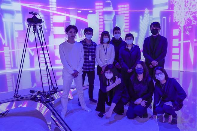 《光‧舞弄‧影-2022臺湾国际光影艺术节》由翁淑英（前排右起）、曾钰涓共同策展，室内展览《你的肢体笑顏 将是我的全部》5G互动式影像装置由臺湾艺术团队纯禾作的罗禾淋（后排右一）、陈依纯（后排右四）领军共演创作。（黄子明摄）