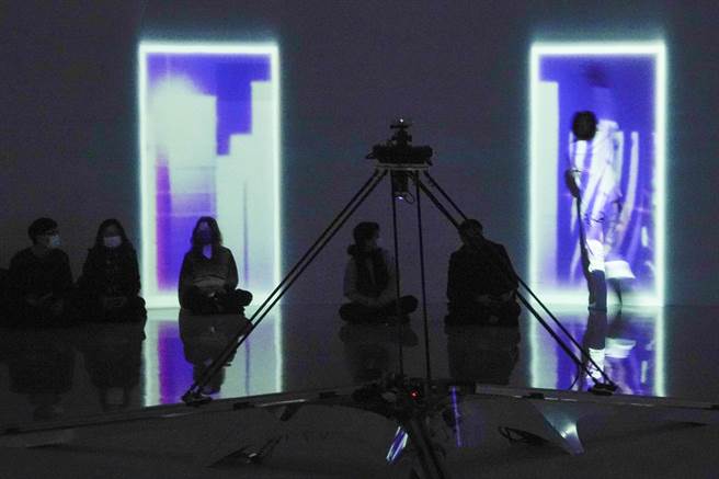 《你的肢体笑顏 将是我的全部》5G互动式影像装置，捕捉舞者肢体动作与机器人互动感应，将点云资讯丢到云端，实践异地共演。（黄子明摄）