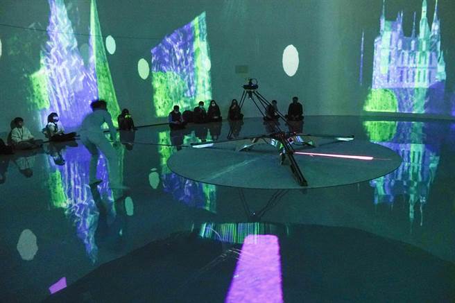 《你的肢体笑顏 将是我的全部》5G互动式影像装置投影在360度空间，产生非常绚丽多变的光影。（黄子明摄）