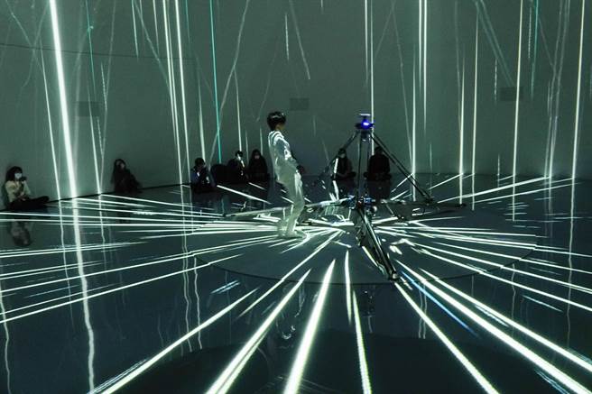 《你的肢体笑顏 将是我的全部》5G互动式影像装置，捕捉舞者肢体动作与机器人互动感应，将点云资讯丢到云端，实践异地共演。（黄子明摄）