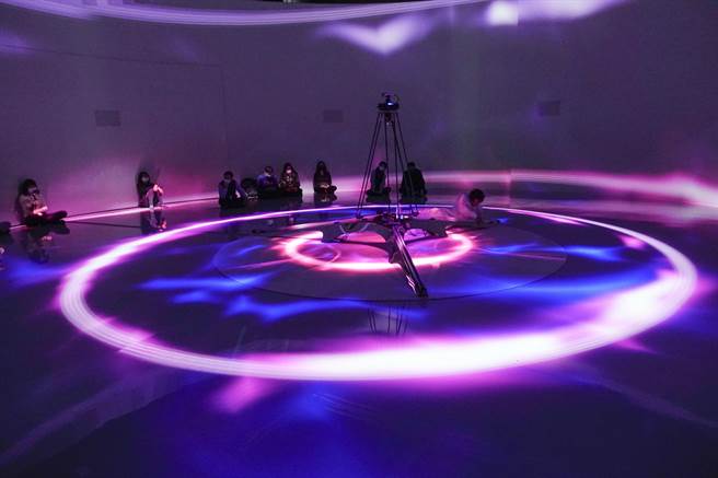 《你的肢体笑顏 将是我的全部》5G互动式影像装的光影展现，结合5G网路技术、边缘运算、点云扫瞄等最新科艺技术。（黄子明摄）