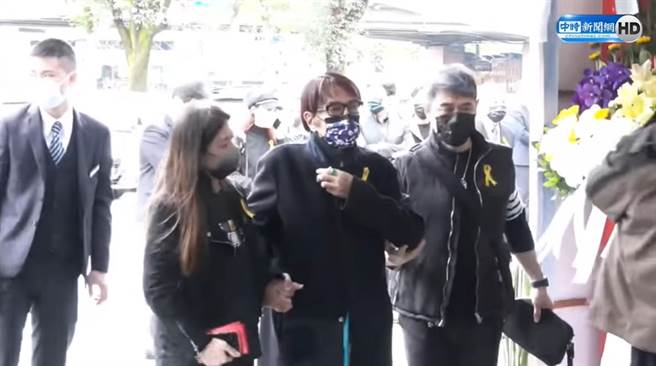 罕見公開露面的88歲林沖，哀傷出席外還需要人攙扶，他也感嘆「太難過了，得知消息嚇了一大跳」。(圖/ 摘自中時新聞網影片)