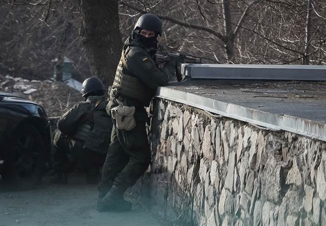 乌克兰国民兵准备参与基辅保卫战。（图／路透社）