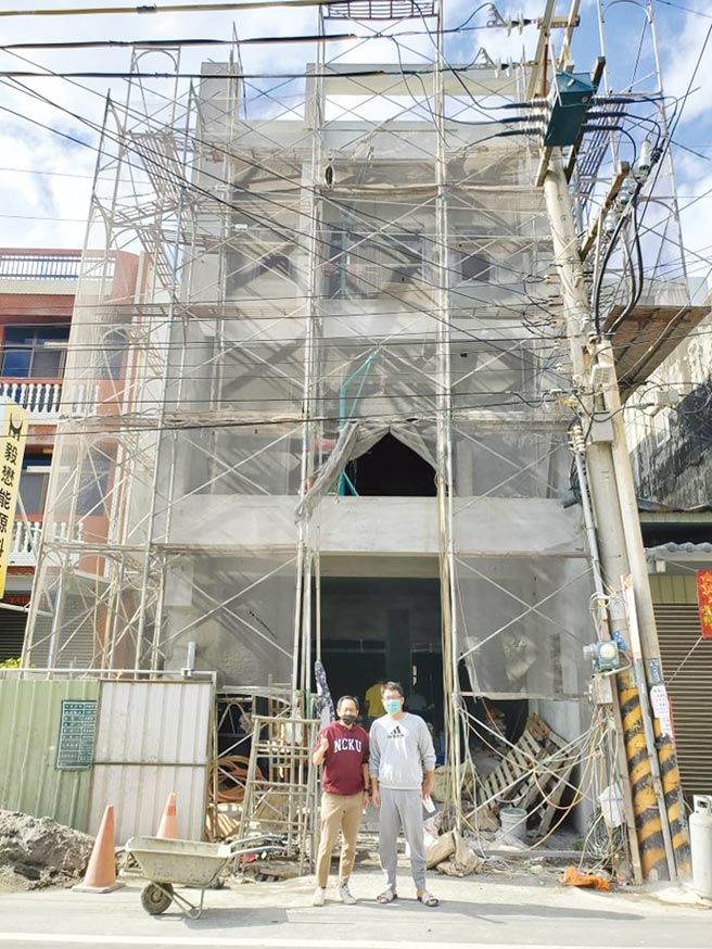 成大昶闳执行长郭文毅（左）亲自前往麦寮自地自建案场检测，让客户了解泥作的成效。图／成大昶闳提供