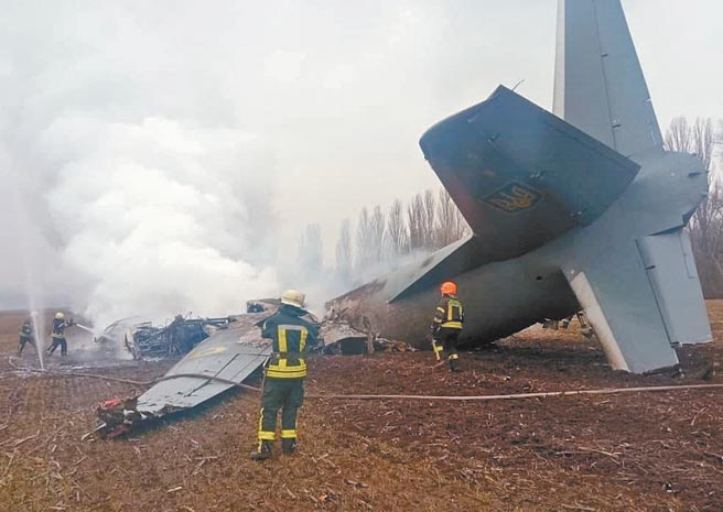 乌克兰紧急部门证实，有1架军机于基辅地区遭击落。（路透）