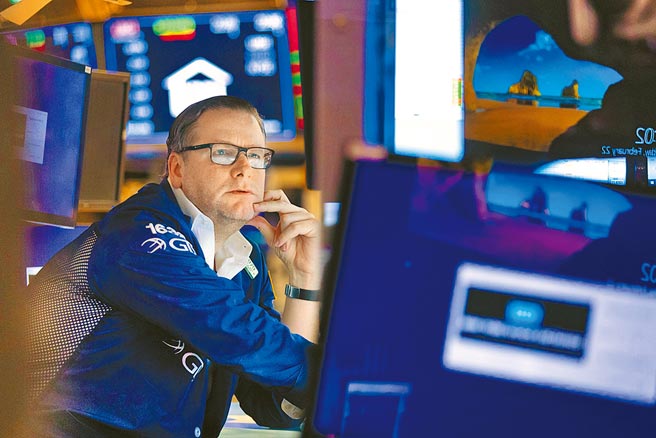 美股24日一开盘就大跌800点。图为纽约证券交易所营业员紧盯交易走势。（美联社）