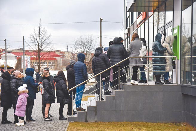 开战了！俄罗斯挥军入侵乌克兰，当地民眾爆发挤兑潮，银行前大排长龙抢着提领现金。（路透）