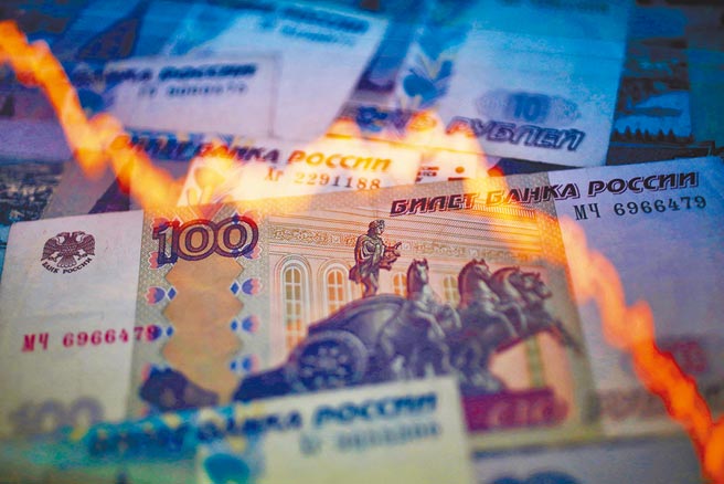 俄乌战火乌云密布，延烧匯市，图为近日美元兑俄罗斯卢布走势图，呈大跌走势。（路透）