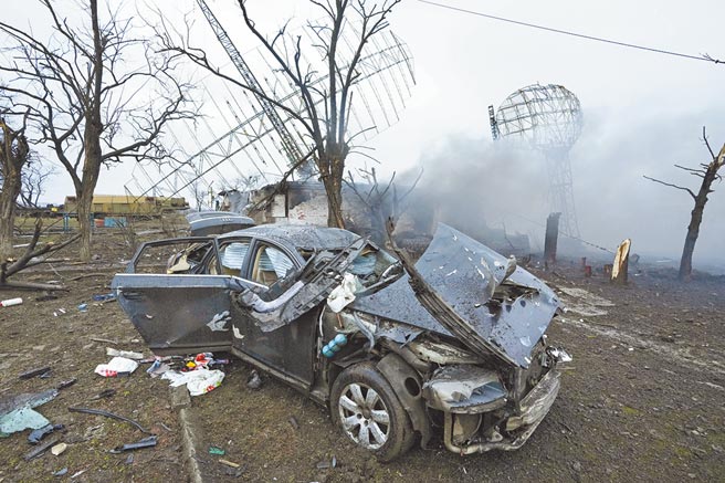 俄罗斯对乌克兰进行外科手术式打击，图为一处位于乌克兰顿涅茨克的雷达站与汽车，遭攻击后倒塌，汽车全毁。（美联社）