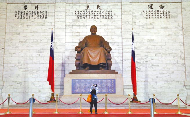 促转会将于5月届满解散，行政院长苏贞昌昨裁示，接续工作由政院设置「推动转型正义会报」接手，院长担任召集人。图为中正纪念堂内的蒋介石铜像，是否拆除由文化部决定。（范扬光摄）