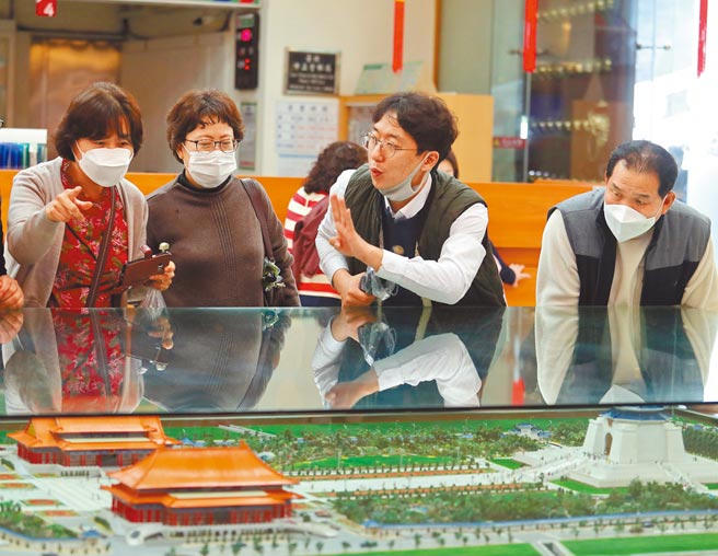 全台无薪假人数达2293家、1万4560人，包括旅行社在内的服务业仍是重灾区。图为过去外国游客参观中正纪念堂，听取导游解说。（本报资料照片）