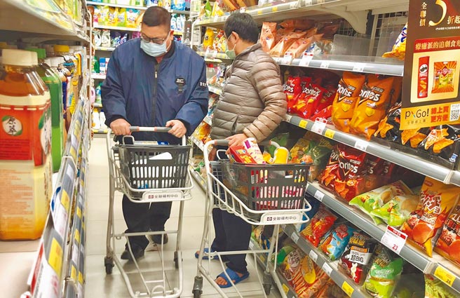 俄乌开打，令通膨问题雪上加霜，政府接连祭出冻涨，希望稳定物价。民眾购物时也更精打细算。（本报资料照片）
