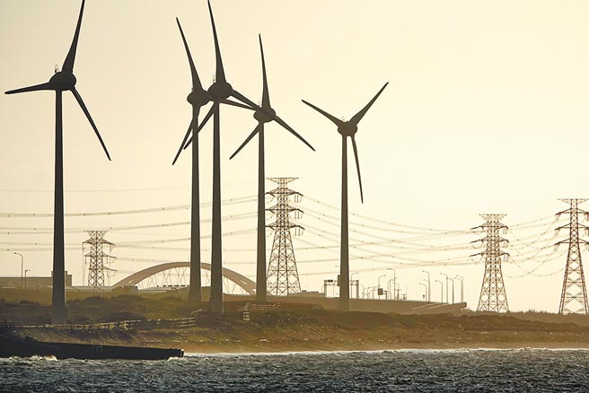 图为西滨林口竹围路段的风力发电机组。（本报资料照片）