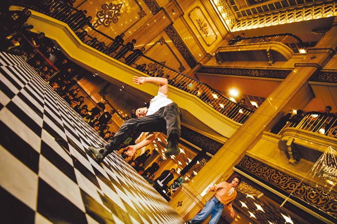 今年台湾国际艺术节由小事制作推出的《战斗果酱OUS》，本周末进入总决赛，将有66名舞者接力飙舞，观眾可透过线上观赛。（陈艺堂摄，国家两厅院提供）