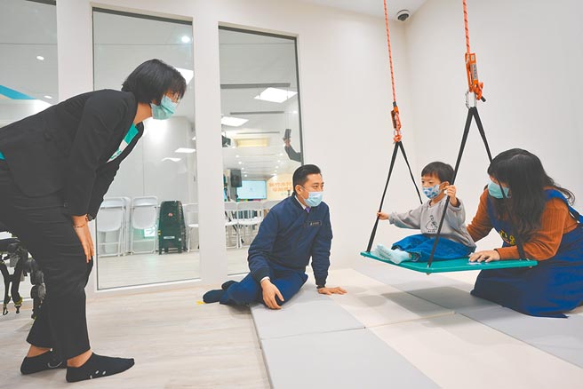 桃竹苗首座公设专办的儿童发展早期疗育中心24日揭牌启用，新竹市长林智坚与抢先体验的孩子在教室内互动。（陈育贤摄）