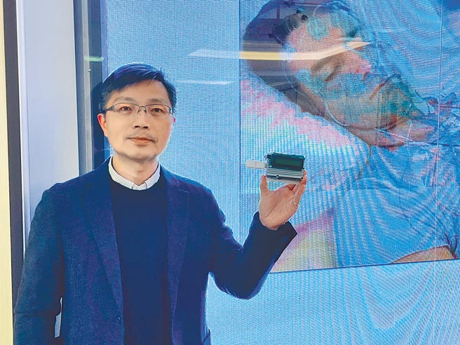 元智大学电机系与亚东医院团队合作，开发鼾声健康侦测器。（吕筱蝉摄）
