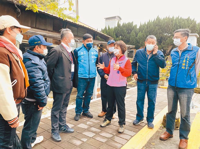 立委楊瓊瓔（右三）及台中市議員李榮鴻（右二）邀集相關單位現勘台鐵大甲站站前環境改善工程。（王文吉攝）