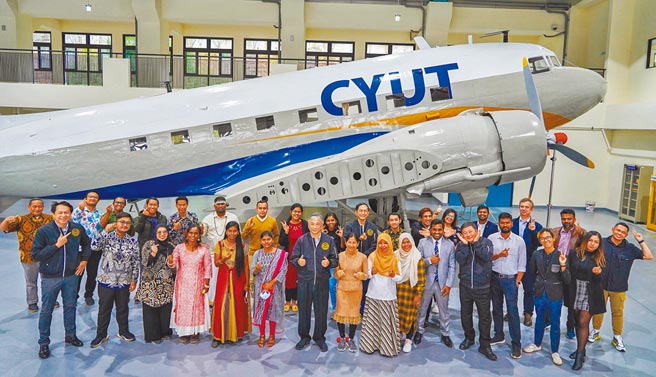 朝陽科大在校長鄭道明（前排中）帶領下，辦學績效亮眼，並斥資5億元設立航空學院，備受各界矚目。（朝陽科大提供／林欣儀台中傳真）