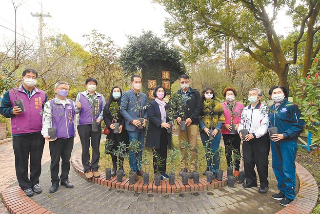 大村乡花树银行，保育了原生树种生生不息，县长王惠美24日前往以实际行动，种下代表性的原生树种刺叶桂樱，呼吁一起来关心原生树种的復育。（吴敏菁摄）