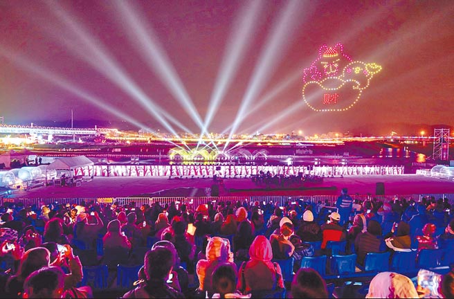 南投灯会以无人机呈现《卡娜赫拉的小动物》，让原作者也想亲临观赏。（南投县政府提供／廖志晃南投传真）