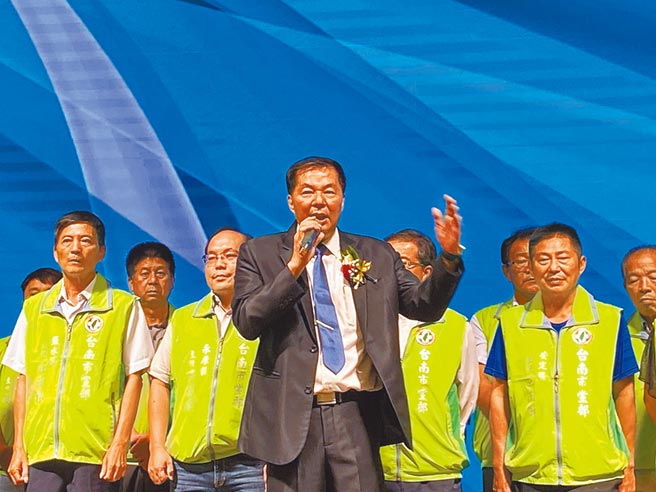 民進黨台南市黨部主委潘新傳（中黑西裝者）呼籲，黨中央盡速徵召黃偉哲參選連任。（本報資料照片）