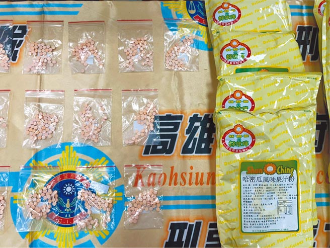 高市刑大破獲毒品分裝場，查扣千餘顆安非他命小藥丸，磨成粉後加入果汁粉用來分裝成毒品咖啡包。（洪靖宜攝）